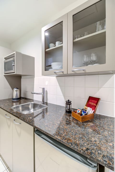 Executive Room | Private kitchen | Fridge, microwave, coffee/tea maker, electric kettle