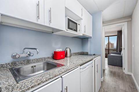 Apartamento 1 dormitorio (4 personas) | Private kitchen | Full-size fridge, microwave, stovetop, electric kettle