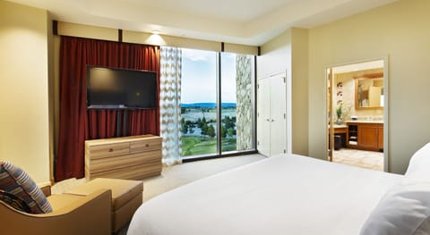 Executive Suite | Premium bedding, pillowtop beds, in-room safe, desk