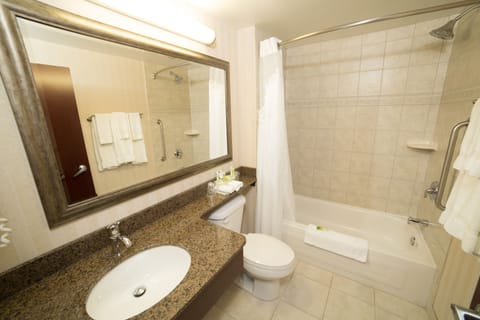 Combined shower/tub, free toiletries, towels