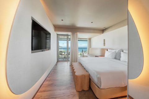 Deluxe Double Room, Sea View | Minibar, individually decorated, individually furnished, desk