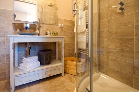 Exclusive Double Room, 1 King Bed | Bathroom | Shower, rainfall showerhead, free toiletries, hair dryer