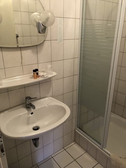 Single Room | Bathroom | Shower, free toiletries, hair dryer, towels