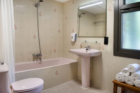 Combined shower/tub, deep soaking tub, free toiletries, hair dryer