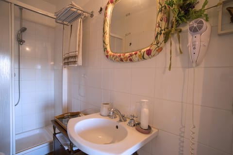 Classic Suite, Terrace (Poggiolo) | Bathroom | Shower, hair dryer, bidet, towels