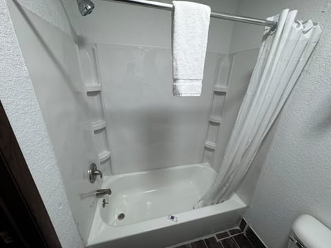 Combined shower/tub, hair dryer, towels