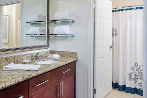 Combined shower/tub, free toiletries, hair dryer, towels