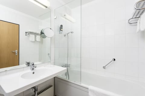 Twin Room | Bathroom | Deep soaking tub, free toiletries, hair dryer, towels