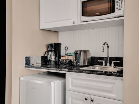 Luxury Junior Suite | Private kitchen | Microwave, coffee/tea maker