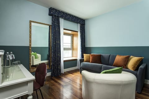 Suite, 1 Bedroom (Living Area) | Room amenity