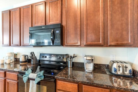 Family House | Private kitchen | Fridge, microwave, oven, stovetop