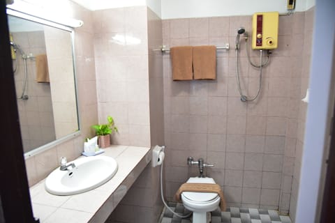 Standard Double Room | Bathroom | Shower, free toiletries, towels