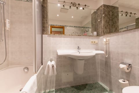 Comfort Double Room | Bathroom | Shower, hair dryer, towels