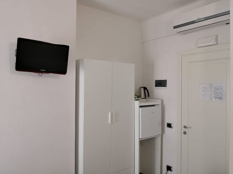 Basic Double Room, 1 Queen Bed | Desk, free WiFi, bed sheets