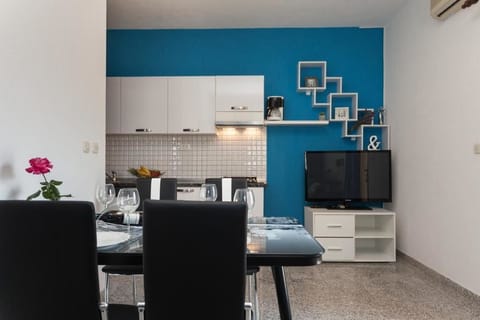 Comfort Apartment, 2 Bedrooms | In-room dining