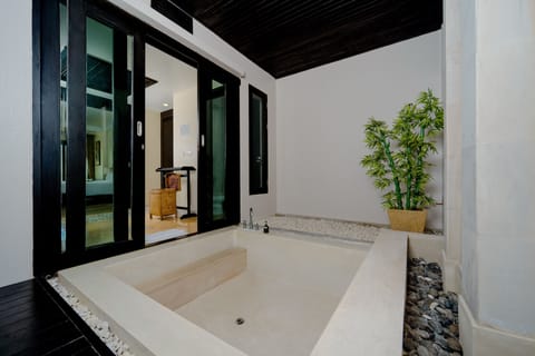 Deluxe Grand Room | Deep soaking bathtub