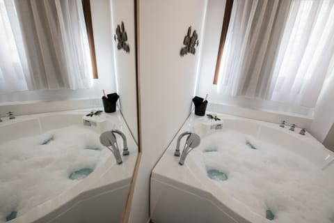 Honeymoon suite with indoor jacuzzi | Private spa tub