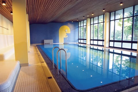 Indoor pool, sun loungers