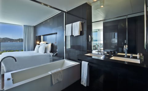 Diplomatic Suite Premier | Bathroom | Hair dryer, bathrobes, slippers, towels