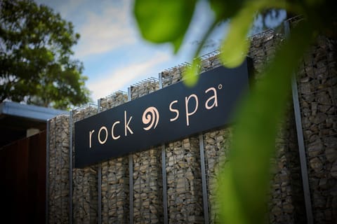 Couples treatment rooms, spa tub, body treatments, aromatherapy