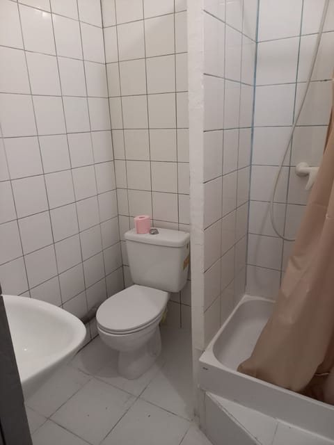 Twin Room | Bathroom | Free toiletries, hair dryer, towels