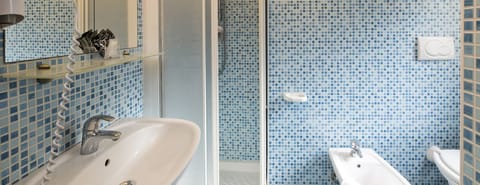 Apartment, 1 Bedroom | Bathroom | Shower, hair dryer, towels