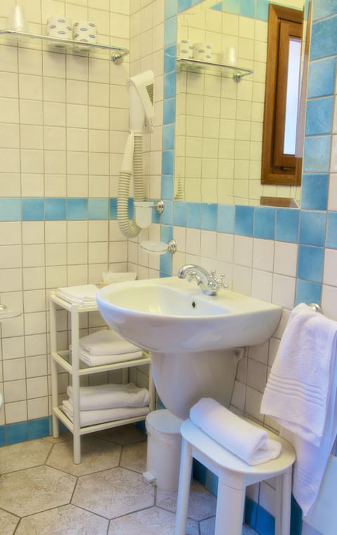 Single Room | Bathroom | Free toiletries, hair dryer, towels