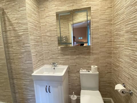 Deluxe Executive Double Ensuite | Bathroom | Free toiletries, hair dryer, towels, soap