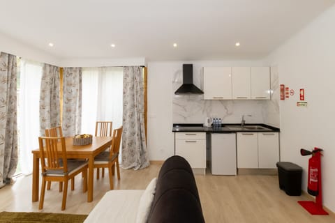 Apartment, 1 Bedroom, Kitchenette (4 Guests) | In-room dining