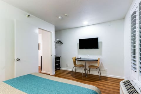 Standard Suite, 1 Queen Bed, Non Smoking, Refrigerator & Microwave | Free WiFi, bed sheets