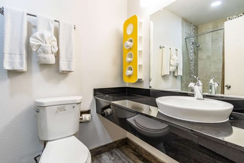 Combined shower/tub, towels