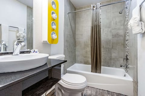 Combined shower/tub, towels