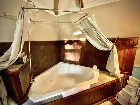 Honeymoon Suite, Jetted Tub (The Carriage House) | Deep soaking bathtub