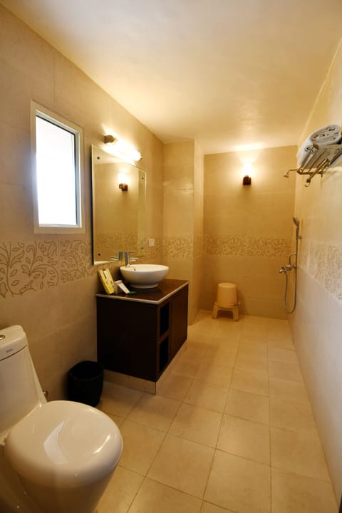 Superior Room, Lake View | Bathroom | Shower, free toiletries, slippers, bidet