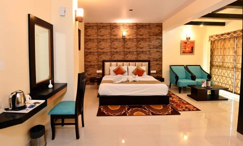 Maharaja Suite Single | Premium bedding, desk, iron/ironing board, free WiFi