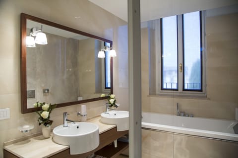 Executive Room | Bathroom | Free toiletries, hair dryer, bathrobes, slippers