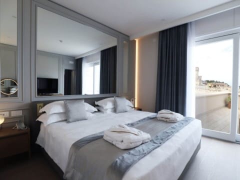 Suite, Lake View | Premium bedding, minibar, in-room safe, free WiFi