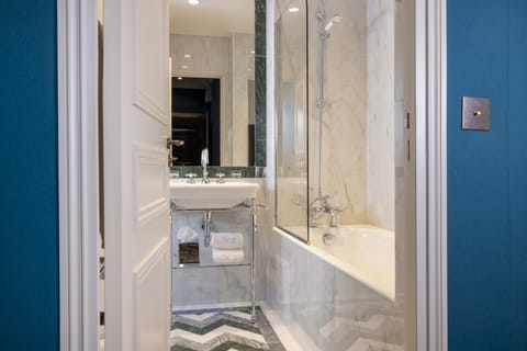 Executive Room | Bathroom | Combined shower/tub, rainfall showerhead, designer toiletries