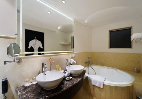 Villa, 1 King Bed | Bathroom | Rainfall showerhead, free toiletries, hair dryer, towels