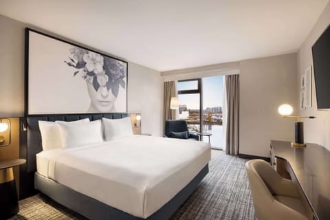 Suite, 1 Bedroom, Non Smoking, Marina View (Non-Smoking) | In-room safe, desk, blackout drapes, iron/ironing board