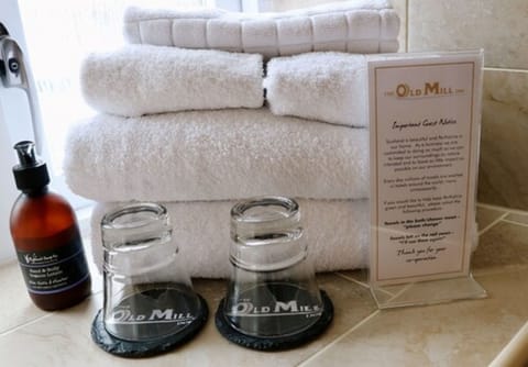 Deluxe Double Room | Bathroom amenities | Shower, designer toiletries, hair dryer, towels