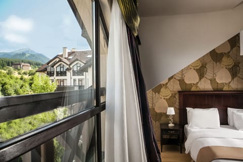 Alpine Executive Room | Minibar, in-room safe, individually decorated, individually furnished