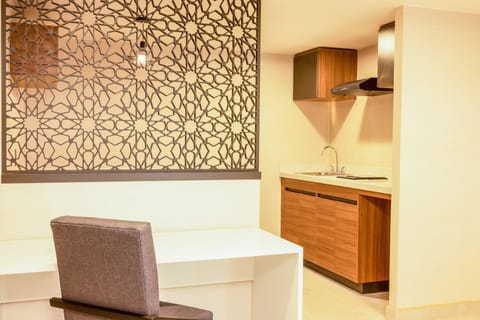 Premium bedding, down comforters, in-room safe, desk