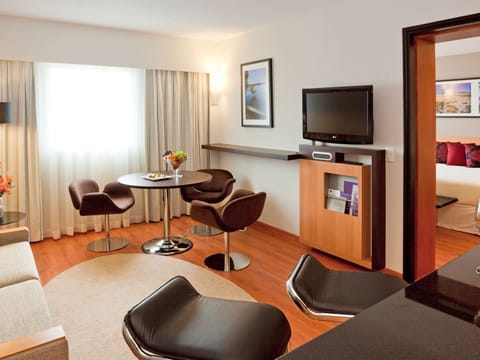 Executive Room, 1 Double Bed | Minibar, in-room safe, desk, blackout drapes