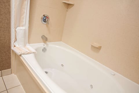 One King Evolution Room with Jetted Tub | Bathroom | Free toiletries, hair dryer, towels