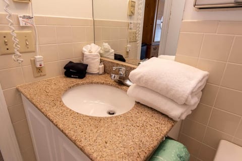 Combined shower/tub, free toiletries, hair dryer, towels