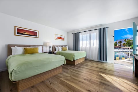 Vintage Modern Single King | Premium bedding, pillowtop beds, in-room safe, desk