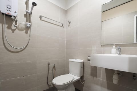 Shower, free toiletries, hair dryer, bidet