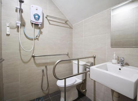 Shower, free toiletries, hair dryer, bidet