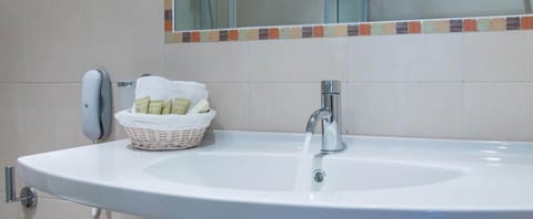 Superior Room, Partial Sea View | Bathroom | Shower, rainfall showerhead, free toiletries, hair dryer